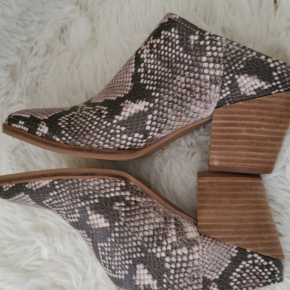 NWOT DOLCE VITA WOMENS SIZE 6 MULES / CLOGS . FAUX SNAKE SKIN - Picture 7 of 9